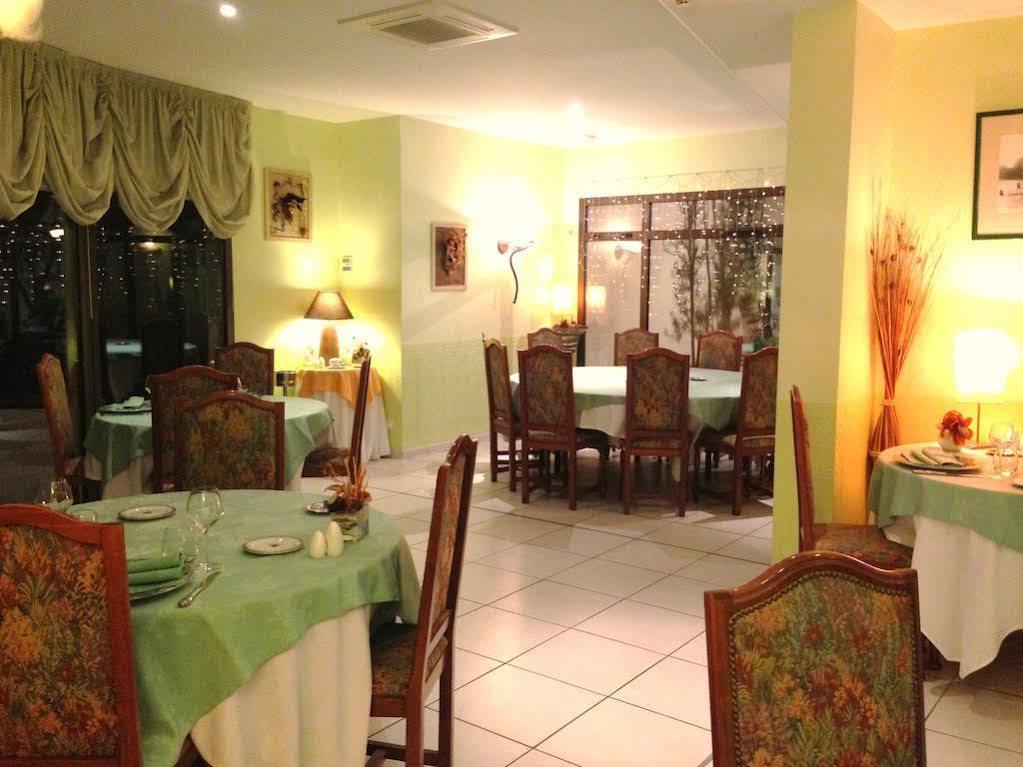 Logis Hotel Restaurant L'Oree Des Bois La Breille-les-Pins Luaran gambar