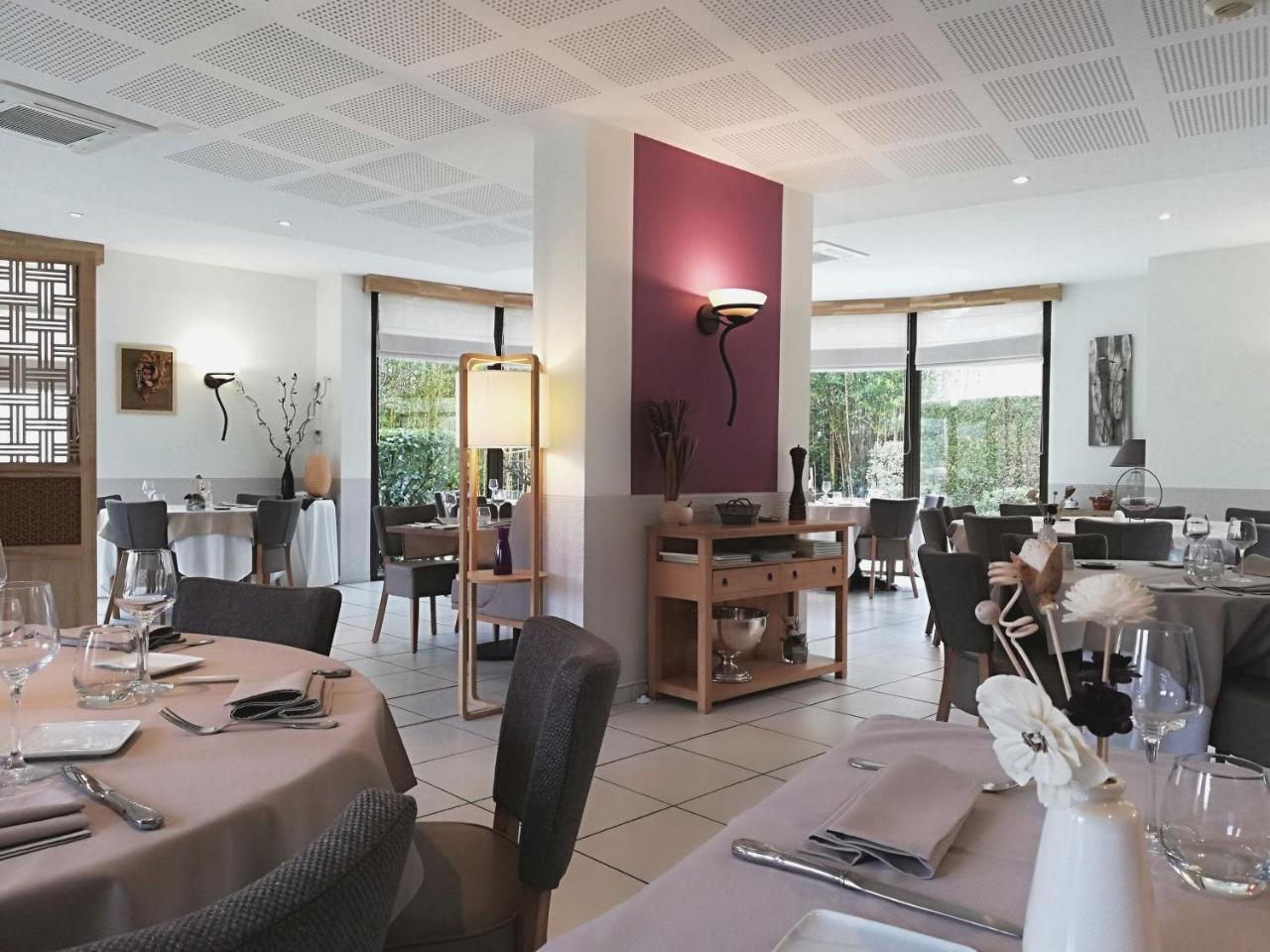 Logis Hotel Restaurant L'Oree Des Bois La Breille-les-Pins Luaran gambar