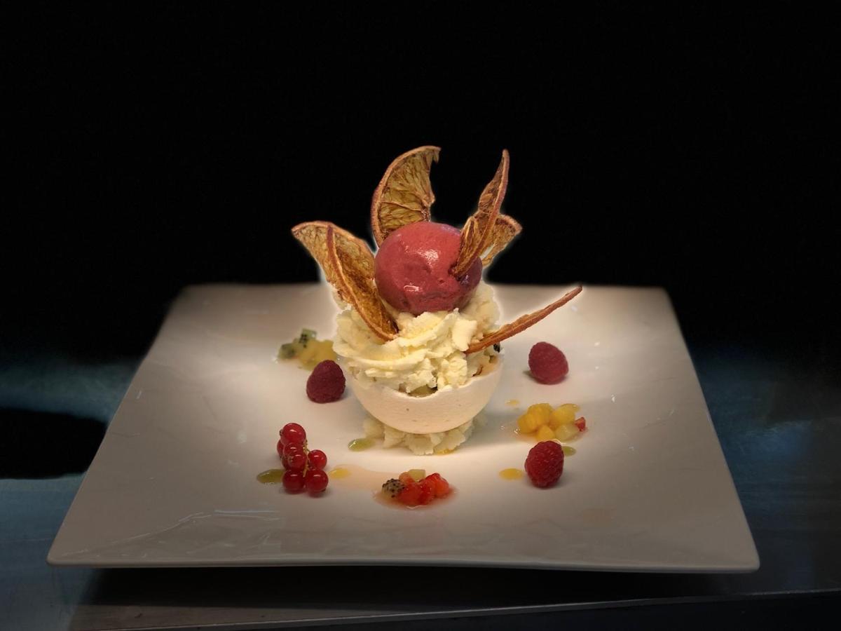 Logis Hotel Restaurant L'Oree Des Bois La Breille-les-Pins Luaran gambar
